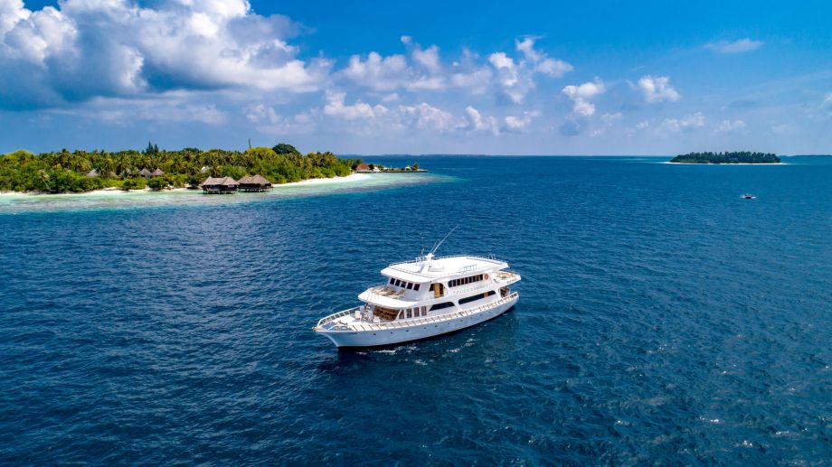 Surfboat Maldives Huvadhoo Atoll